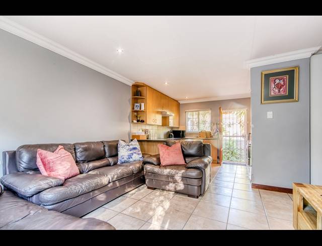2 BEDROOM TOWNHOUSE FOR SALE IN HONEYDEW MANOR